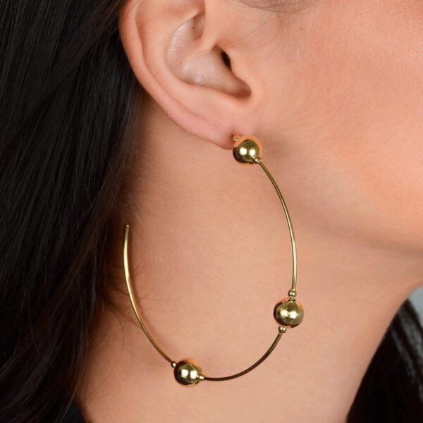 Brinco Dourado de Argola Com Bolas - Image 2