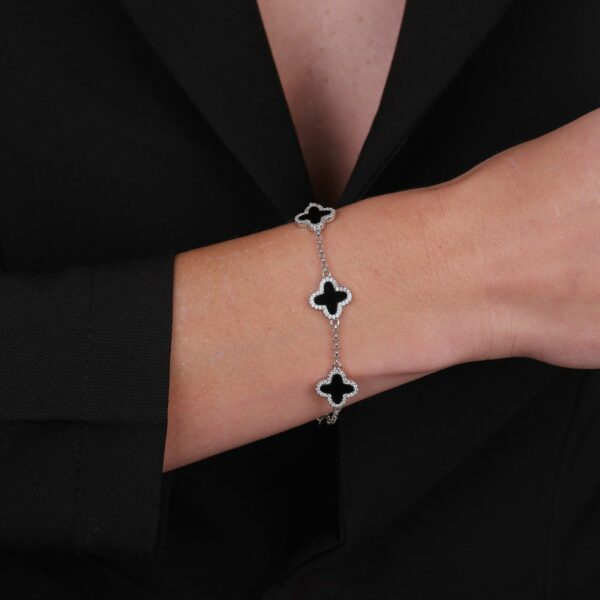 Pulseira Prateada de Trevos Pretos Cravejados de Zircônia - Image 2